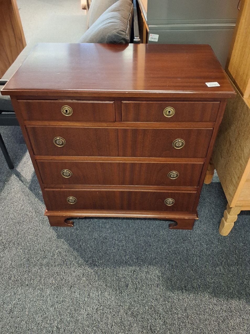 Kommode i mørkt træ